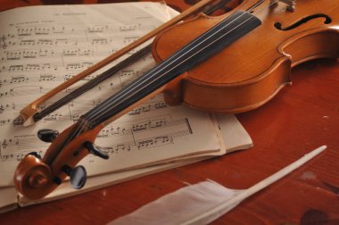 Keman ve masanın üzerine notlar