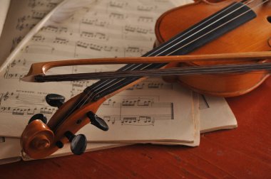 Keman ve masanın üzerine notlar