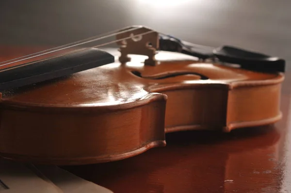 Violon et notes sur la table — Photo