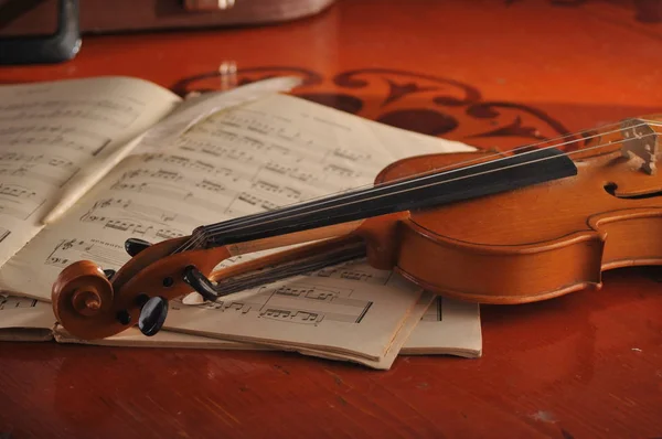 小提琴和桌上的笔记 — 图库照片