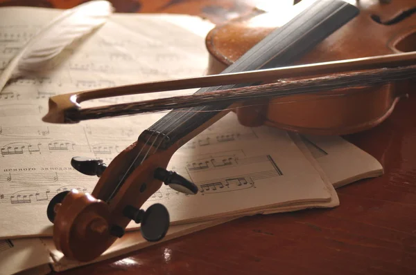 Violon et notes sur la table — Photo