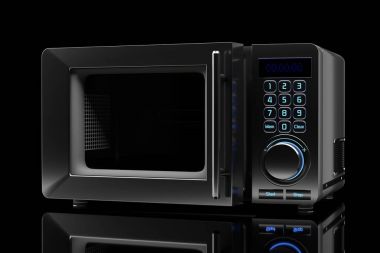 siyah bir zemin üzerine mikrodalga fırın