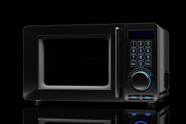 siyah bir zemin üzerine mikrodalga fırın