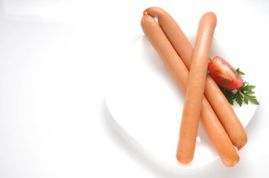 Beyaz arka planda sosisler