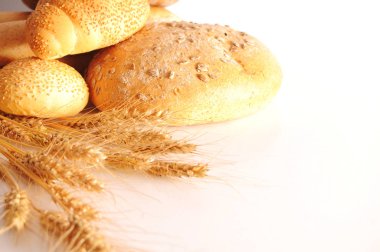 Ekmek beyaz zemin üzerinde bir sürü