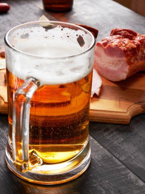 pastırma ve bardak bira bir tablo