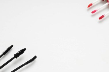 Beyaz arkaplanda kozmetik ürünler