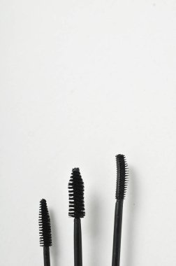 Beyaz arkaplanda kozmetik ürünler