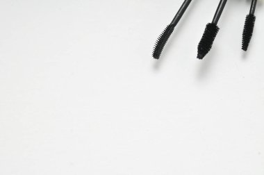 Beyaz arkaplanda kozmetik ürünler