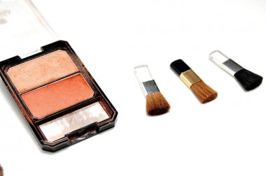 Beyaz arkaplanda kozmetik ürünler