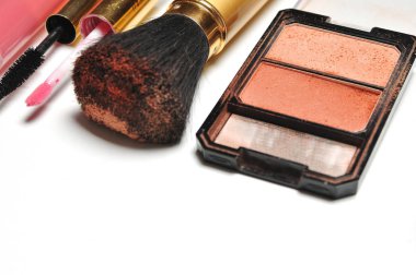 Beyaz arkaplanda kozmetik ürünler