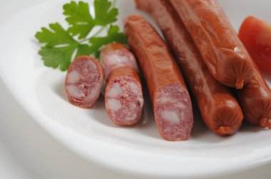 Beyaz arka planda sosisler