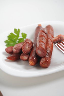 Beyaz arka planda sosisler