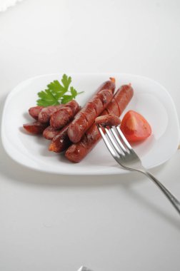 Beyaz arka planda sosisler