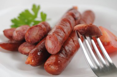 Beyaz arka planda sosisler