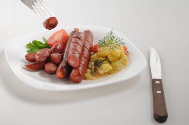 Beyaz arka planda sosisler