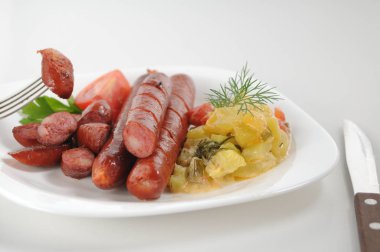 Beyaz arka planda sosisler