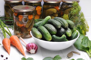 Beyaz ahşap bir masa üzerinde Bahçe sebze