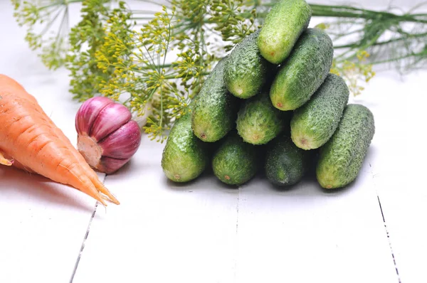 Legumes do jardim em uma mesa de madeira branca — Fotografia de Stock