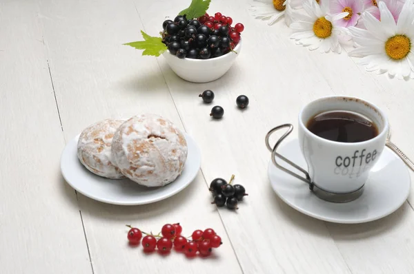 Café de manhã em uma mesa de madeira — Fotografia de Stock