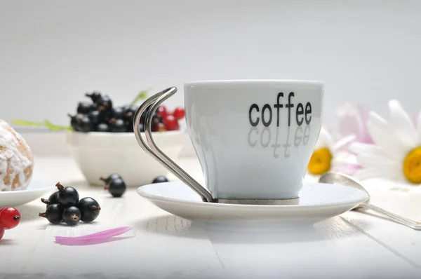 Café de manhã em uma mesa de madeira — Fotografia de Stock