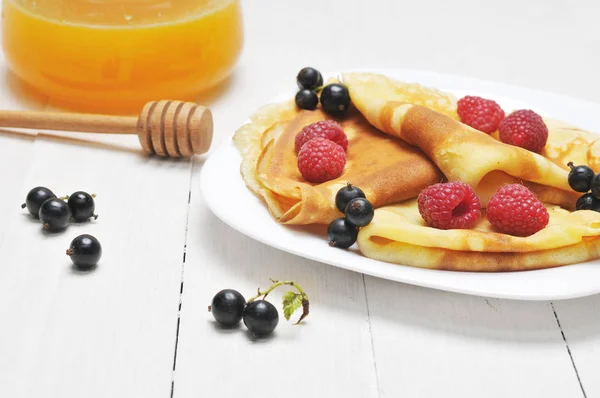 Pancake - Crepes with berries and honey — Stock Photo, Image