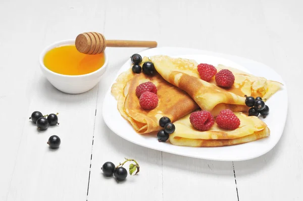 Pancake - Crepes with berries and honey — Stock Photo, Image