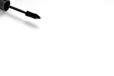 Beyaz arkaplanda kozmetik ürünler