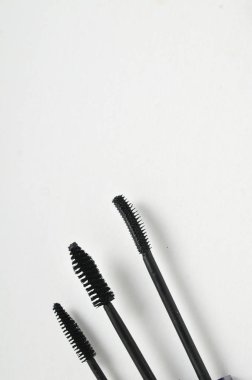 Beyaz arkaplanda kozmetik ürünler