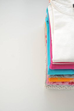 Beyaz bir arka plan üzerinde renkli giysiler