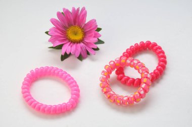 Renkli çiçek ve bilezikler