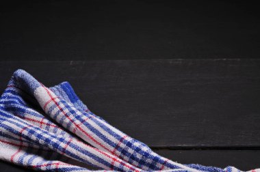 Ahşap bir masada arka plan havlusu.