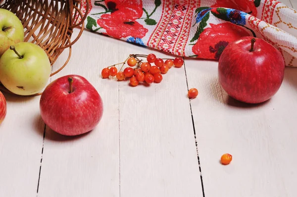 Elma sonbahar natürmort