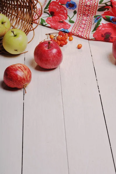 Elma sonbahar natürmort