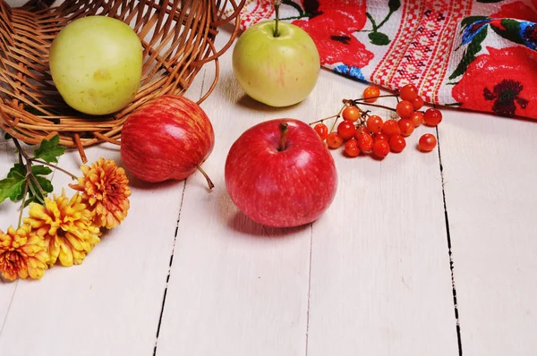 Elma sonbahar natürmort