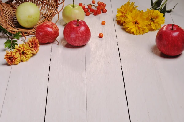 Elma sonbahar natürmort