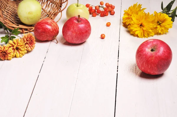 Осенний натюрморт яблок — стоковое фото