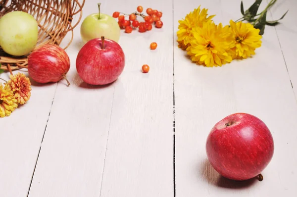 Elma sonbahar natürmort