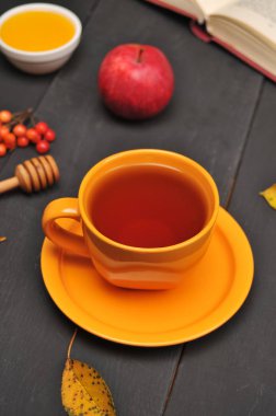 Sonbahar natürmort fincan çay ve kitap masada