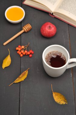 Sonbahar natürmort fincan çay ve kitap masada