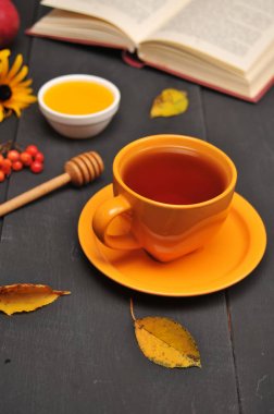Sonbahar natürmort fincan çay ve kitap masada