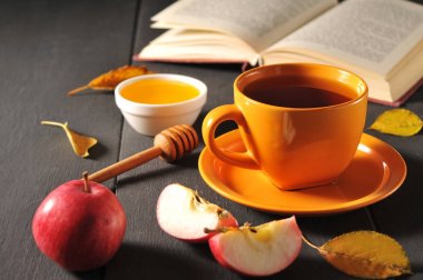 Sonbahar natürmort fincan çay ve kitap masada