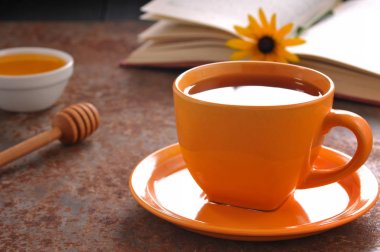 Sonbahar natürmort fincan çay ve kitap masada