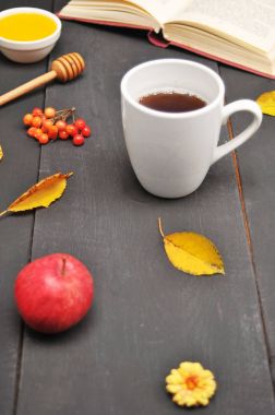 Sonbahar natürmort fincan çay, bal ve kitap masada
