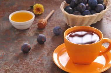 Bir fincan çay ve Erik masada