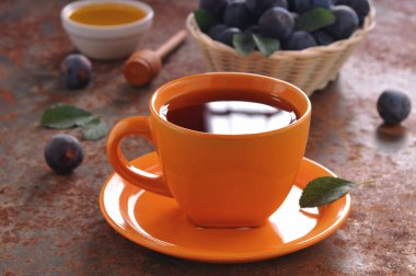 Bir fincan çay ve Erik masada