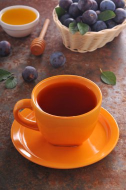 Bir fincan çay ve Erik masada