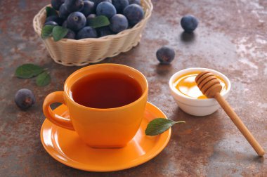 Bir fincan çay ve Erik masada