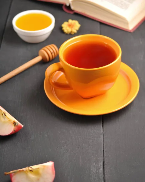 Осенний натюрморт чашка чая, меда и книги на столе — стоковое фото