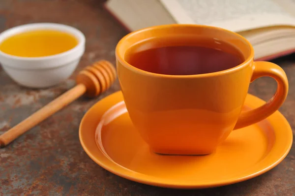 Hösten stilleben kopp te och boken på bordet — Stockfoto
